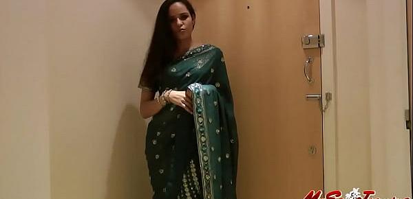  Pretty Girl Jasmine in Sari strips to show us